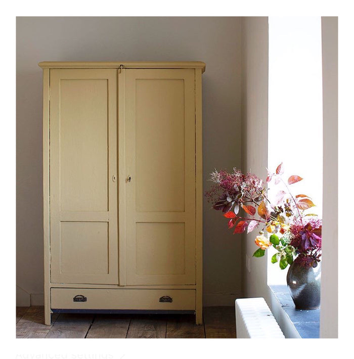 What is a capsule wardrobe?