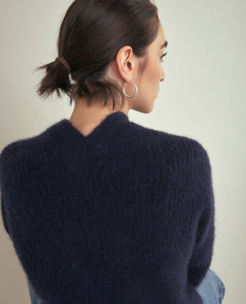 model wearing american vintage navy melange ladies open front long sleeved cardigan close shot at nape of neck