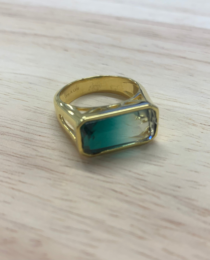 Une a Une Green Rectangular Ring